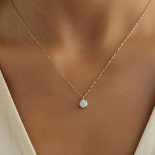 Elegante Opalanhänger-Halskette